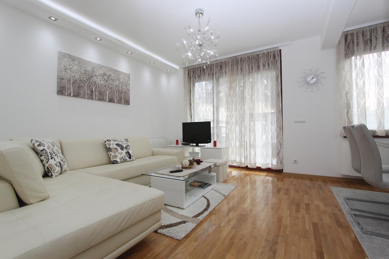 Apartment Joy Belgrado Exterior foto